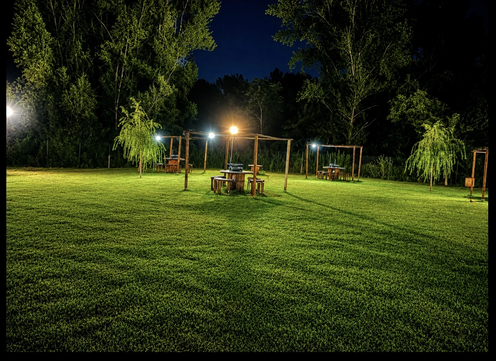 Zona barbecue illuminata di sera