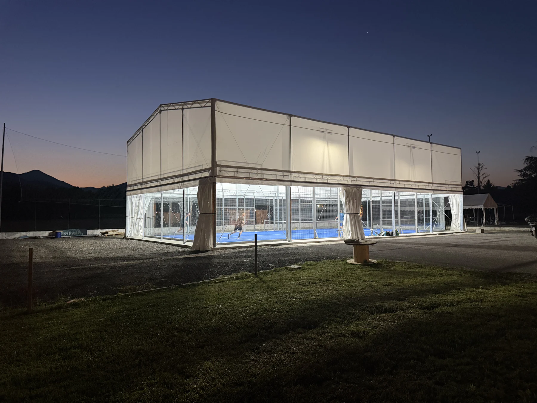 Il campo coperto di Lunigiana Padel illuminato al tramonto